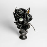 Florero de Rosas Negras con Ojos