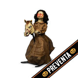 Niña en caballo de juguete animada
