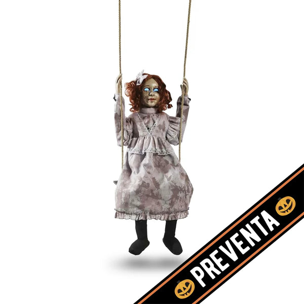 Niña zombie en columpio